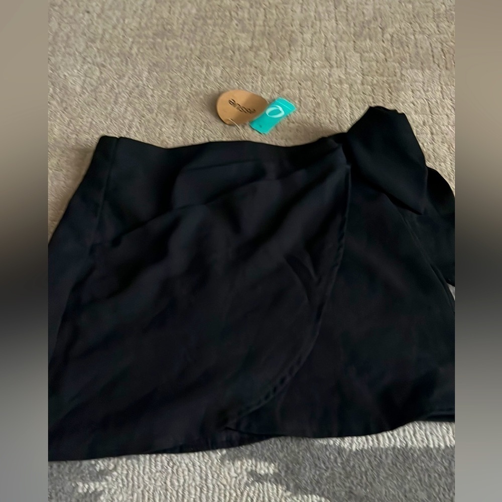 NWT Essue black wrap, side, tie skirt, size medium